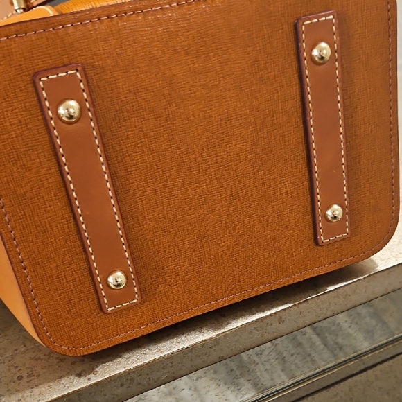 Dooney And Bourke Saffiano Drawstring Crossbody, Nwt - Picture 2 of 16